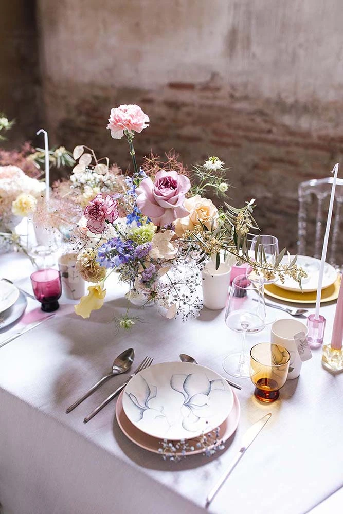 table-mariage-printanier-moderne-fleurs-pastel