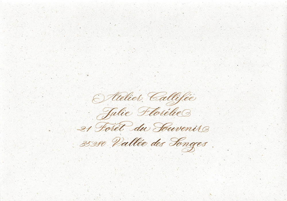 mariage-enveloppe-calligraphie-style-marguerite-flourished