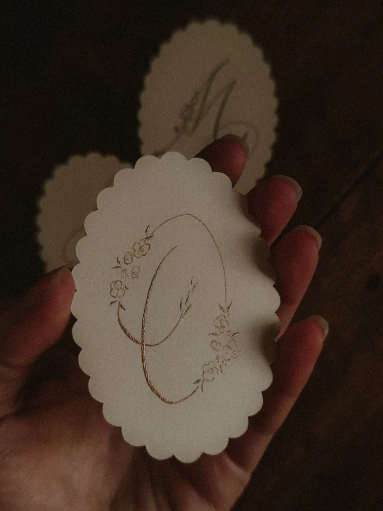 etiquette-initiale-fleurie-calligraphie-ovale-feston-dentelle-romantique